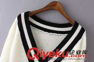 9月3號(hào) 周四上新 FF2015新款秋裝韓版中長款V領(lǐng)寬松套頭毛衣長袖針織衫學(xué)生女裝潮圖片|9月3號(hào) 周四上新 FF2015新款秋裝韓版中長款V領(lǐng)寬松套頭毛衣長袖針織衫學(xué)生女裝潮產(chǎn)品圖片由蘇州萬人迷服飾公司生產(chǎn)提供-